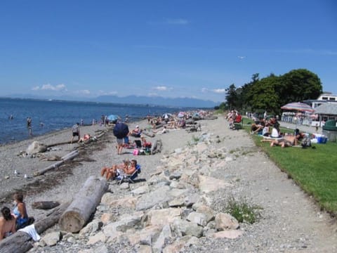 JESI'S NEW HOUSE, Self Enter 2BR, Whole Suite, Close to White Rock Beach & US Border Villa in Surrey