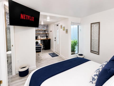 Bed, TV and multimedia, Kitchen or kitchenette, Bedroom