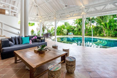 Day, Natural landscape, Garden, View (from property/room), Living room, Seating area, Garden view, Pool view, Swimming pool, sunbed