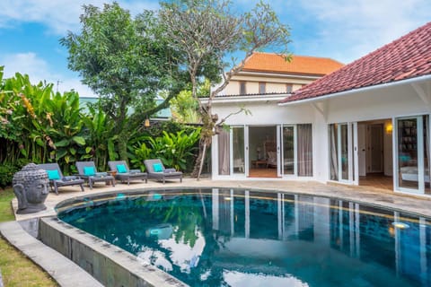 Property building, Patio, Spring, Day, Garden, Garden view, Pool view, Swimming pool, sunbed