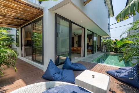 Property building, Day, Swimming pool
