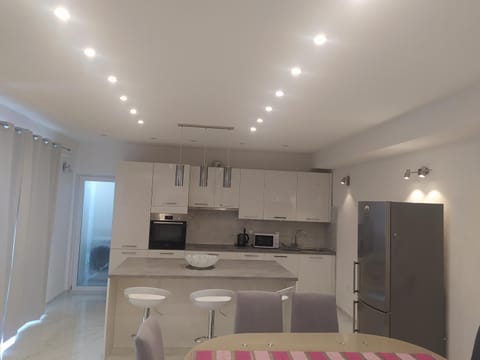 Kitchen or kitchenette, Dining area, Communal kitchen