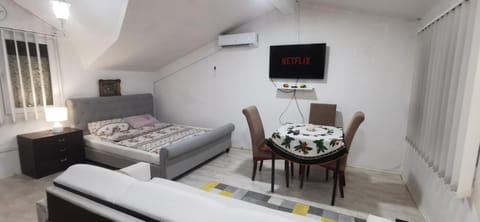 Bed, TV and multimedia, Living room, Seating area, Evening entertainment, Bedroom, air conditioner