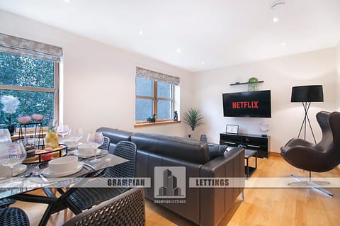 TV and multimedia, Living room, Seating area, Dining area