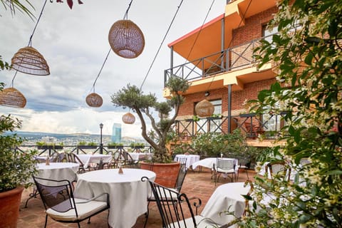 Property building, Restaurant/places to eat