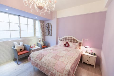 Photo of the whole room, Bedroom