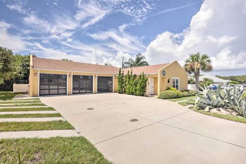 St Augustine Island Cottage - Walk to Beach House in Butler Beach