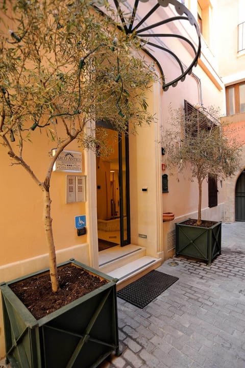 Facade/entrance