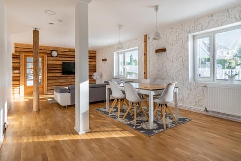 Living room, Seating area, Dining area