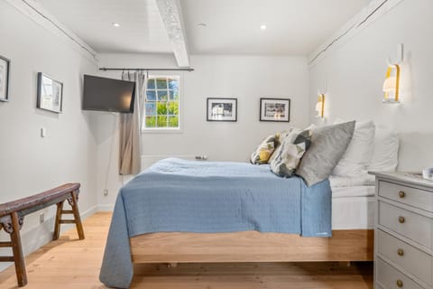 Bed, TV and multimedia, Bedroom