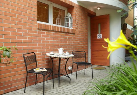 Property building, Patio, Spring, Day, Garden view, Area and facilities