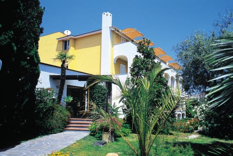 Property building, Day, Garden