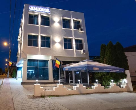 Property building, Night, TV and multimedia, Balcony/Terrace, Location, hair dresser, heating, oven, dryer