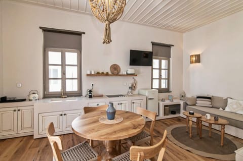 Kitchen or kitchenette, Living room, Dining area