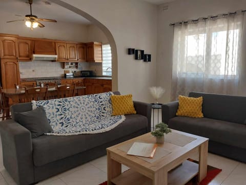 Kitchen or kitchenette, Living room, Seating area