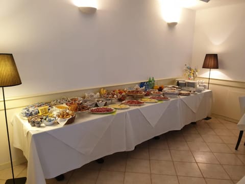 Food and drinks, Food, Continental breakfast, Buffet breakfast, Italian breakfast, English/Irish breakfast, American breakfast