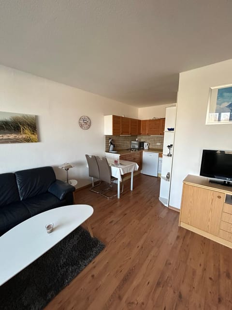 Kitchen or kitchenette, Seating area, Dining area, stove