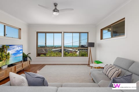 TV and multimedia, Living room, Photo of the whole room, Seating area, Mountain view, Sea view, fireplace
