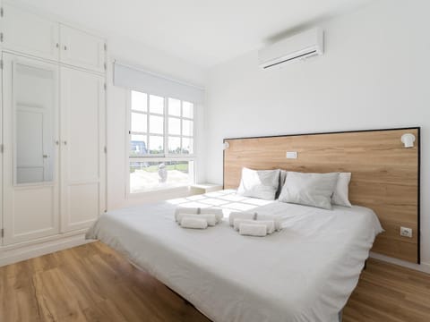 Bed, Photo of the whole room, Bedroom, towels, wardrobe, air conditioner