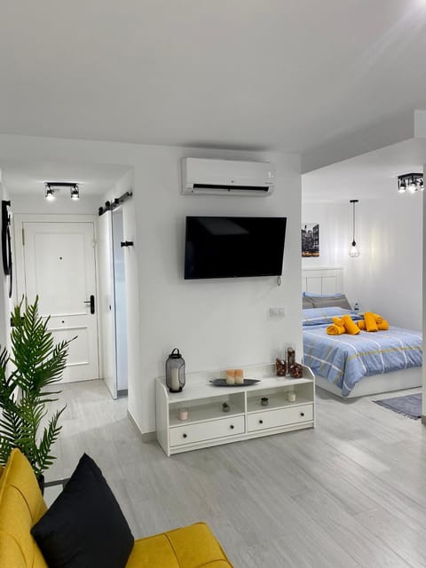 TV and multimedia, Living room, Seating area, air conditioner