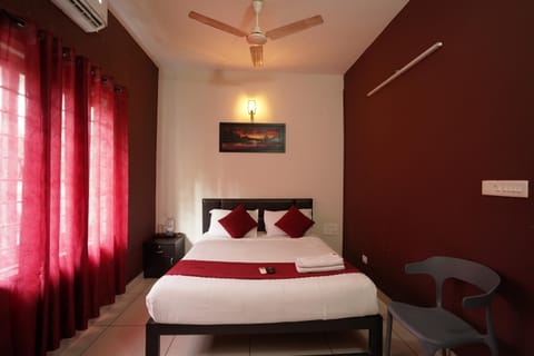 Bed, Photo of the whole room, Bedroom, air conditioner