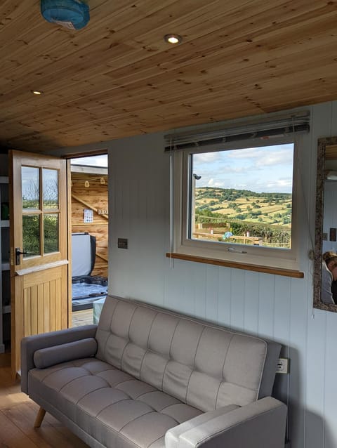 Bespoke luxury huts with hot tubs. Located in the black mountains. Apartment in Crucorney
