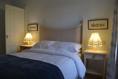 Entire 3 bedroom house near Caerphilly station Apartment in Wales