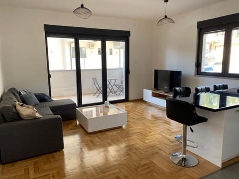 TV and multimedia, Living room, Lounge or bar, Seating area