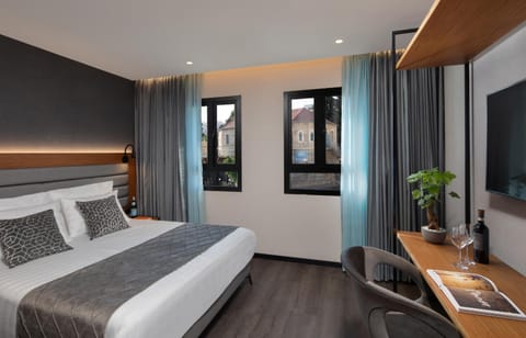 Bed, TV and multimedia, Photo of the whole room, Bedroom, hair dresser