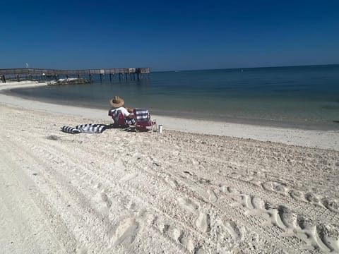 Your Happy Place ON THE BEACH! Apartment in Key Colony Beach