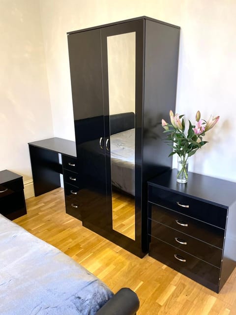 hair dresser, wardrobe