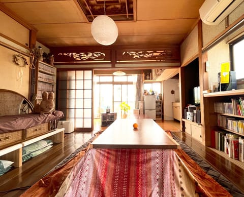 Library, Living room, Seating area, Dining area, air conditioner