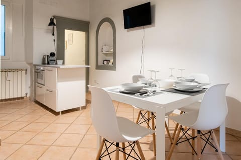 TV and multimedia, Coffee/tea facilities, Seating area, Dining area