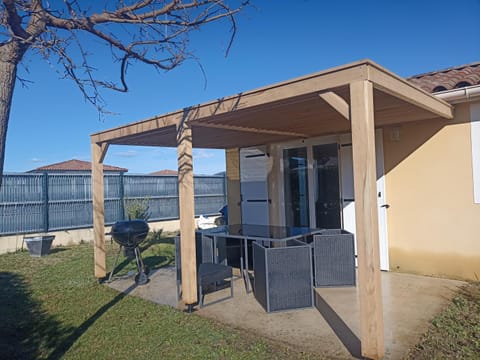 Gîte " Macha" classé 3 étoiles piscine Vallon Pont d'Arc Apartment in Vallon-Pont-d'Arc