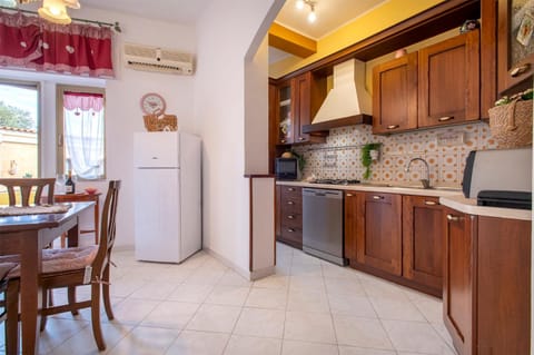 Kitchen or kitchenette, dishwasher, oven