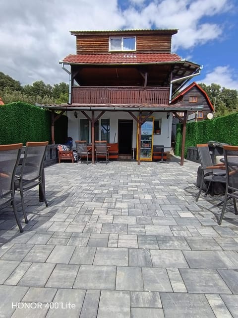 Property building, Balcony/Terrace, Dining area