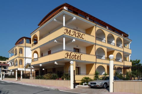 Facade/entrance, Balcony/Terrace, Drinks