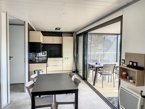 Chalet de standing à Jullouville - 6 couchages, piscine chauffée, proche plage et commerces, Wi-Fi gratuit - FR-1-361-449 Chalet in Saint-Pair-sur-Mer