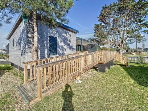 Chalet de standing à Jullouville - 6 couchages, piscine chauffée, proche plage et commerces, Wi-Fi gratuit - FR-1-361-449 Chalet in Saint-Pair-sur-Mer