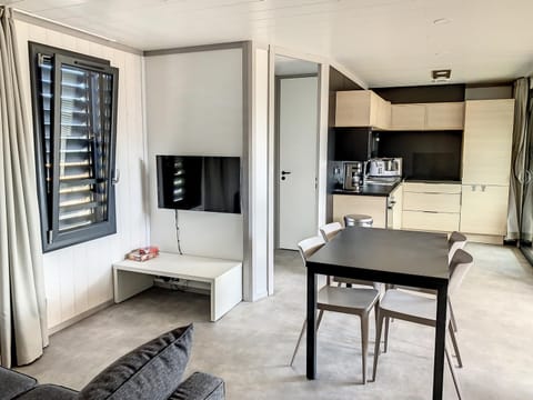 Chalet de standing à Jullouville - 6 couchages, piscine chauffée, proche plage et commerces, Wi-Fi gratuit - FR-1-361-449 Chalet in Saint-Pair-sur-Mer