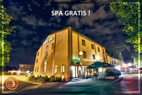 Property building, Night, Neighbourhood, Street view, Location, Parking