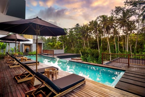 Pool view, Swimming pool, sunbed