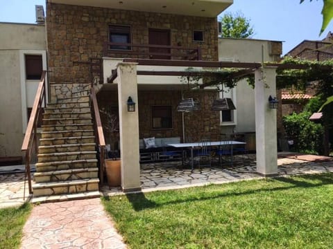 Property building, Patio, Facade/entrance, Garden, Garden view
