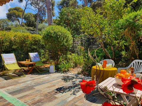 Patio, Day, Dining area, Garden view