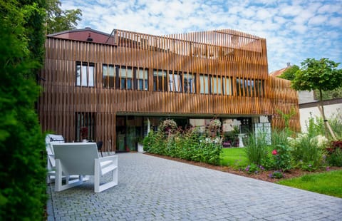 Property building, Spring, Day, Garden, Garden view