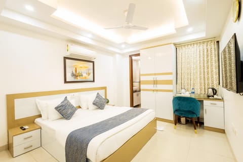 TV and multimedia, Photo of the whole room, Bedroom, fireplace, air conditioner