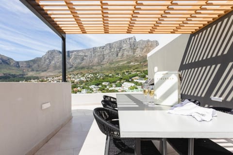 Balcony/Terrace, Dining area, Mountain view