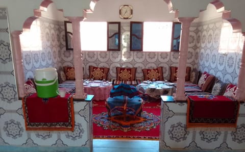 Restaurant/places to eat, Living room, Dining area