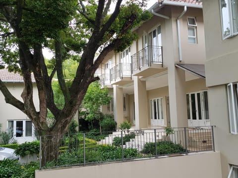 Property building, Spring, Day, Garden, Balcony/Terrace