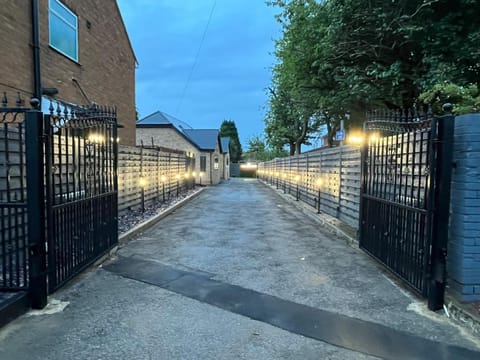 Modern 4 Bedroom Stylish Villa with out-door Hot Tub Villa in Oldbury